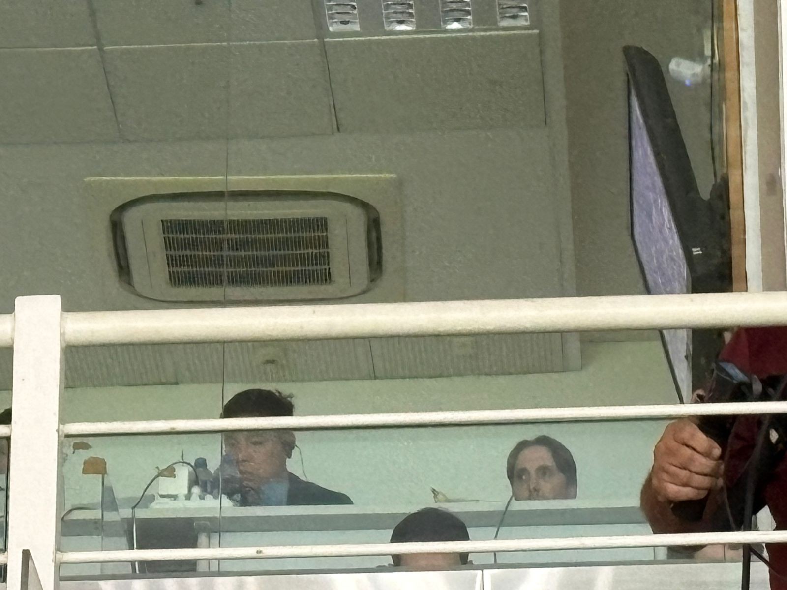 Suspenso, Luis Zubeldía vê vitória do Fluminense de cabine no Maracanã | Ge