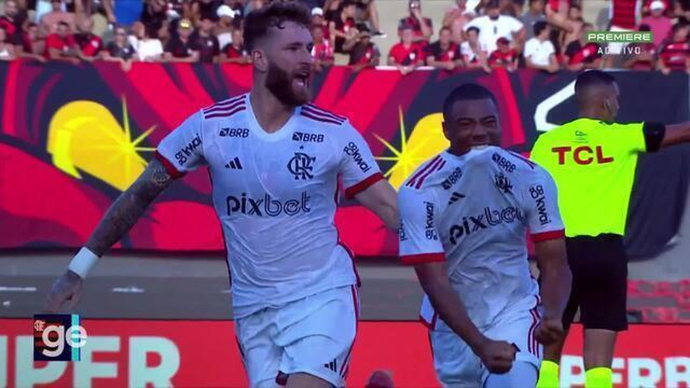 De la Cruz e Léo Pereira comemoram gol do Flamengo