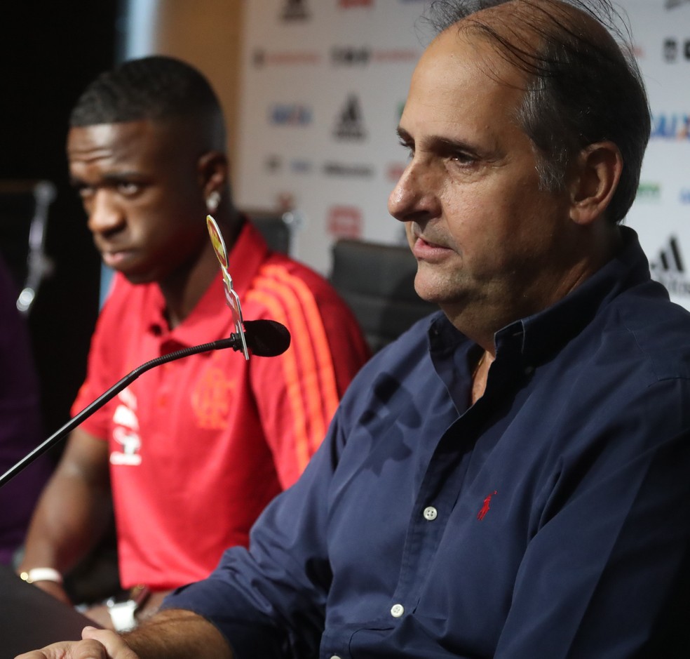 Vinicius Jr. ao lado de Noval na despedida do Flamengo — Foto: Gilvan de Souza / Flamengo