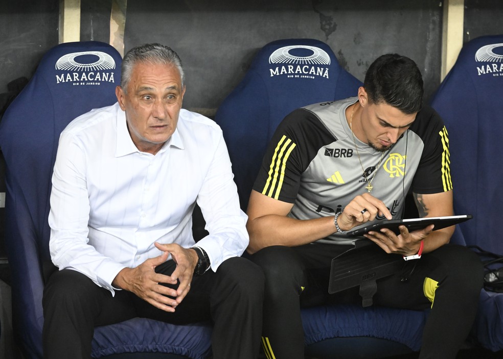 Tite e o auxiliar Matheus Bachi no banco do Maracanã — Foto: André Durão