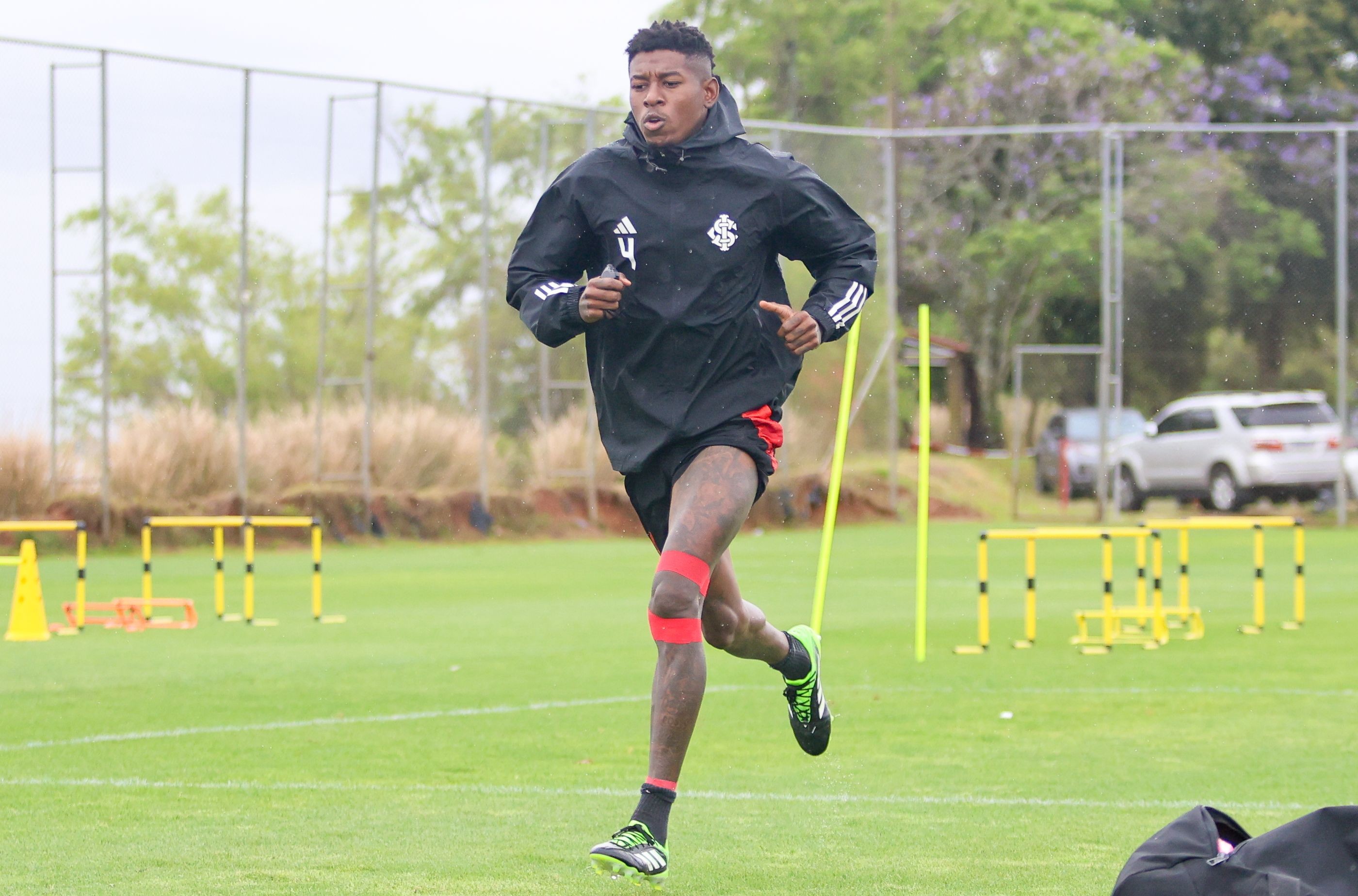 Cruzeiro busca reforço para zaga em meio a cenário complexo.