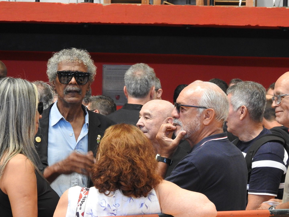 Ubirajara e J�nior no vel�rio de Ad�lio, �dolo do Flamengo � Foto: Fred Gomes/ge