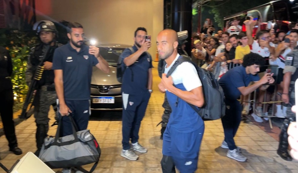 Lucas na chegada do São Paulo a Belo Horizonte — Foto: Marcelo Braga