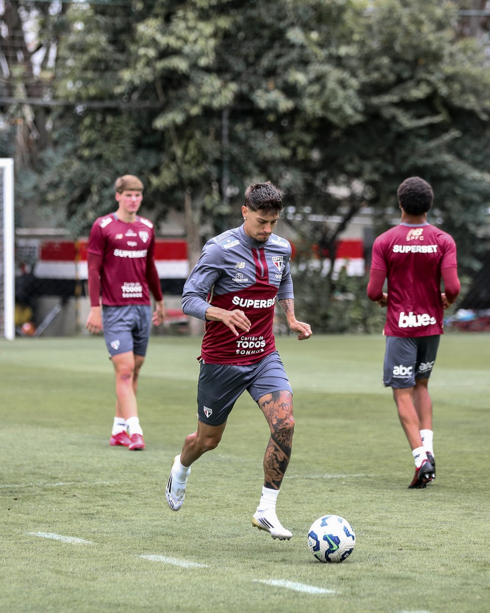 PREPARAÇÃO INTENSA! Crespo comanda jogo-treino contra o sub-20 com volta de reforços.