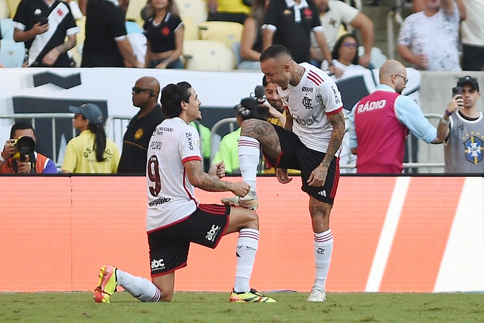 Pedro comemora com Cebolinha em Vasco x Flamengo — Foto: André Durão