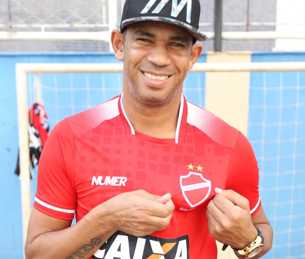 Robston defendeu o Vila Nova — Ex-meia Robston