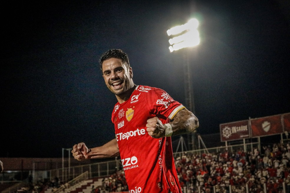 Henrique Almeida comemora gol contra o Operário-PR no apagar das luzes — Foto: Roberto Corrêa / Vila Nova F.C.