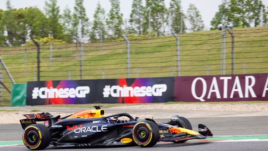 GP da China: Verstappen passa Hamilton e vence corrida sprint