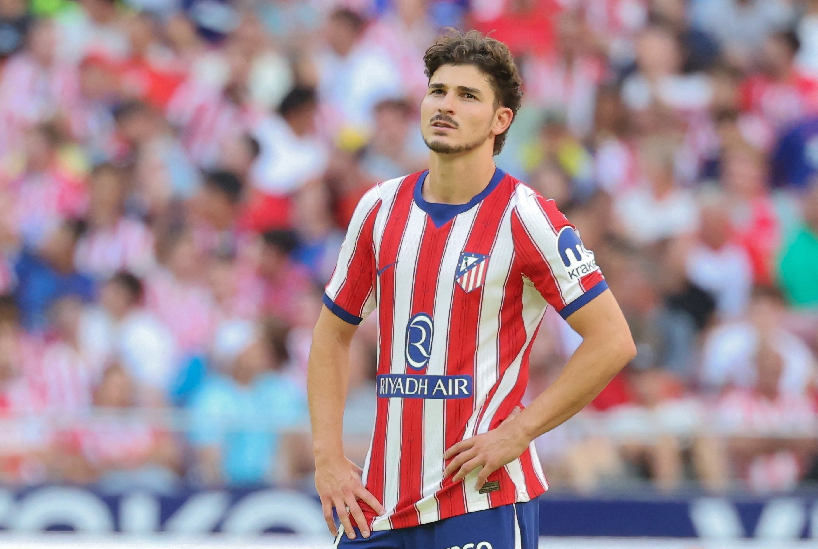 Julián Álvarez volta a treinar com o elenco do Atlético de Madrid em meio à tensão com o clube
