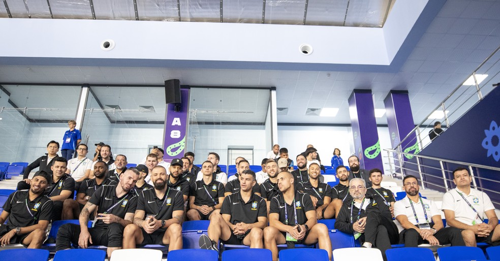 Seleção Brasileira de Futsal acompanhou a partida entre Marrocos e Irã — Foto: Leto Ribas/CBF