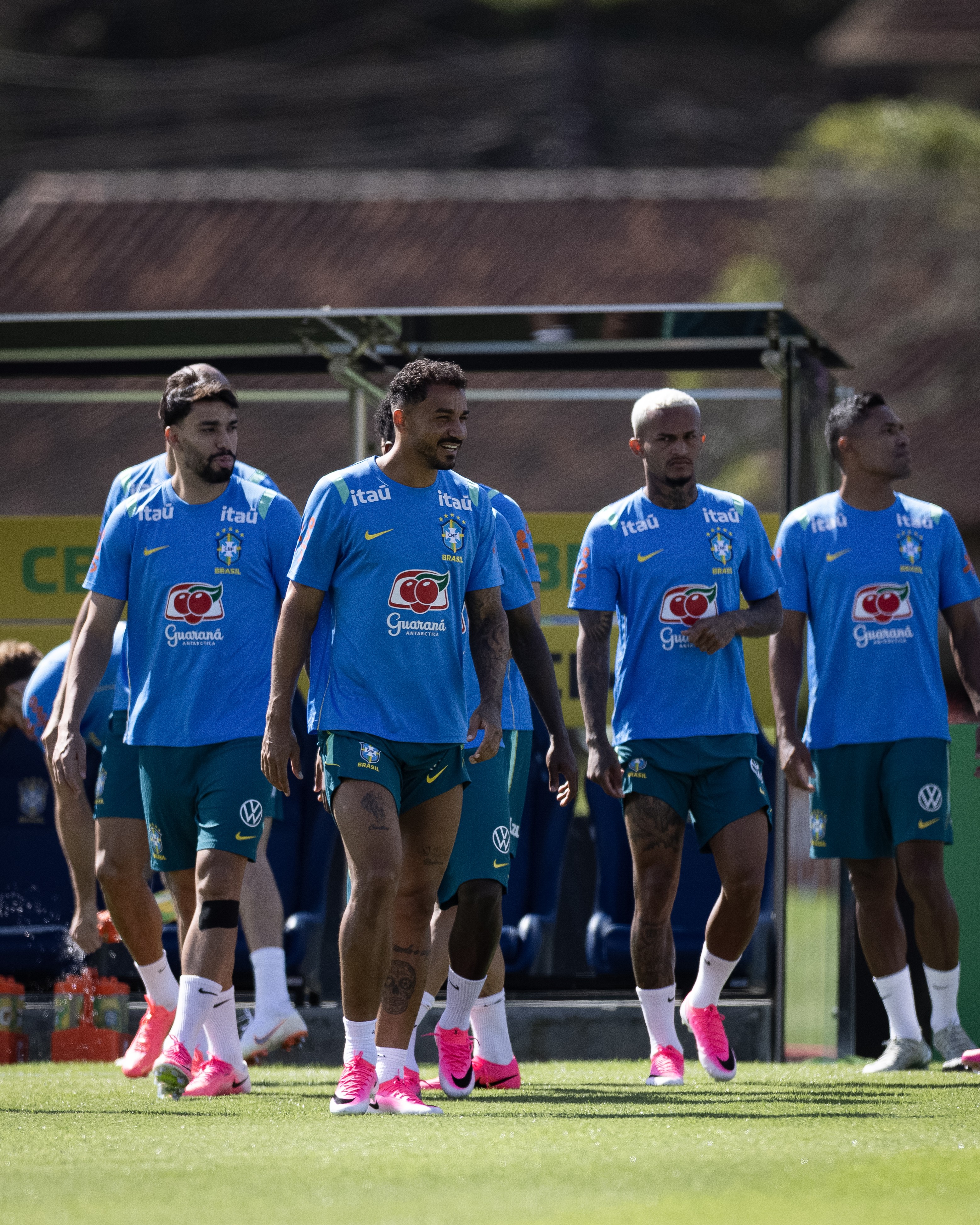 Ancelotti não dá indícios de time para jogo com o Panamá em treino com a visita de Felipão