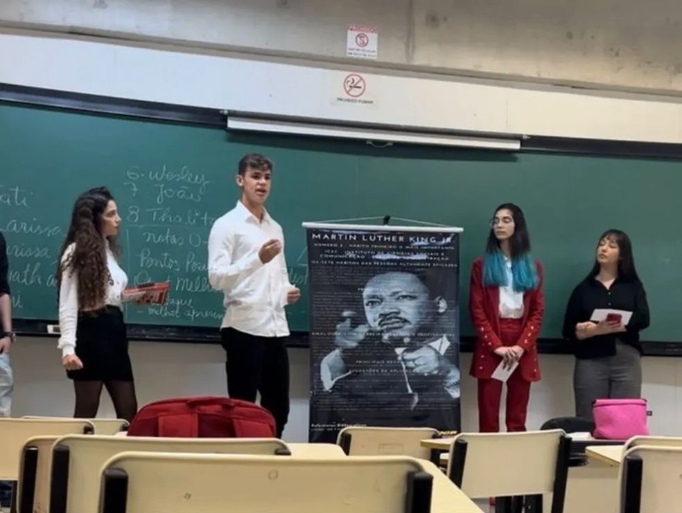 Gabriel Moscardo apresenta trabalho sobre Martin Luther King na faculdade — Foto: Reprodução