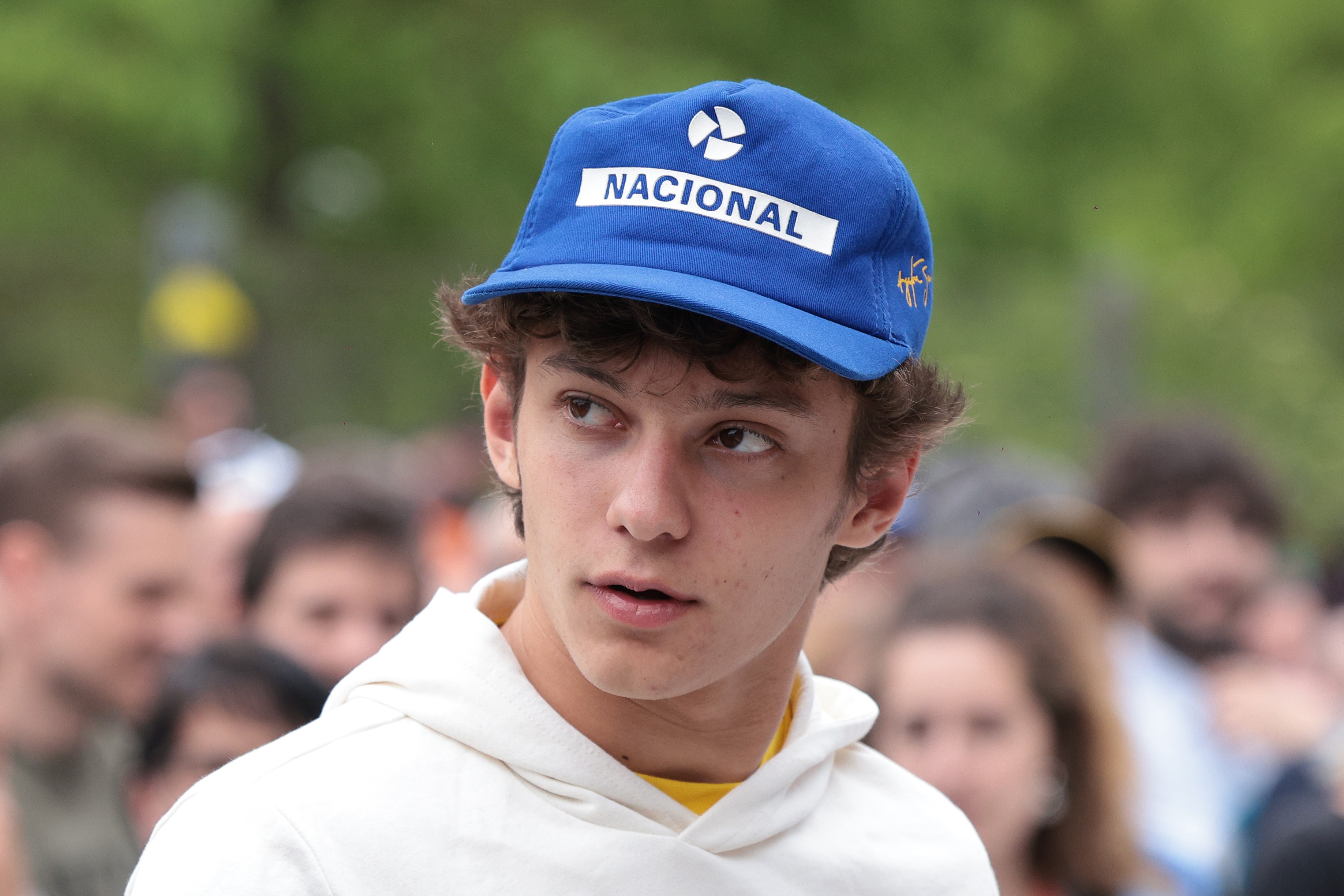 Perto do título da F1, Antonelli planeja manter homenagem a Senna em 2027 | Ge