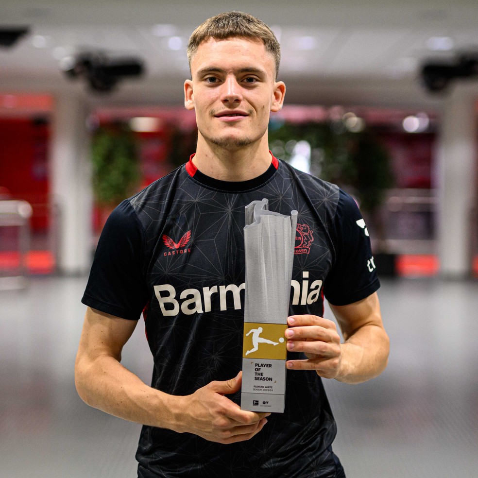レバークーゼン WIRTZ 10 Wirtz, camisa 10 do Leverkusen, é eleito craque do Campeonato