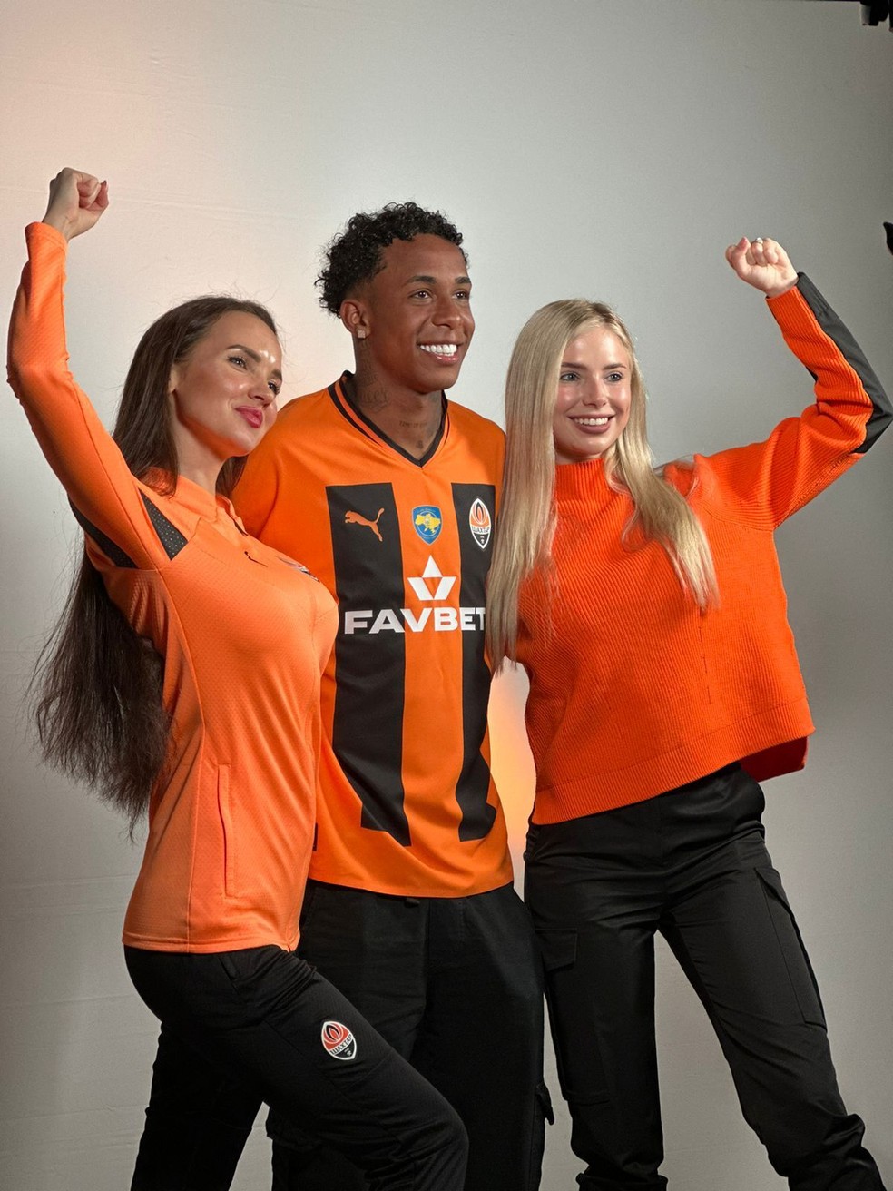 Kevin posa com o uniforme do Shakhtar Donetsk, da Ucrânia — Foto: Divulgação