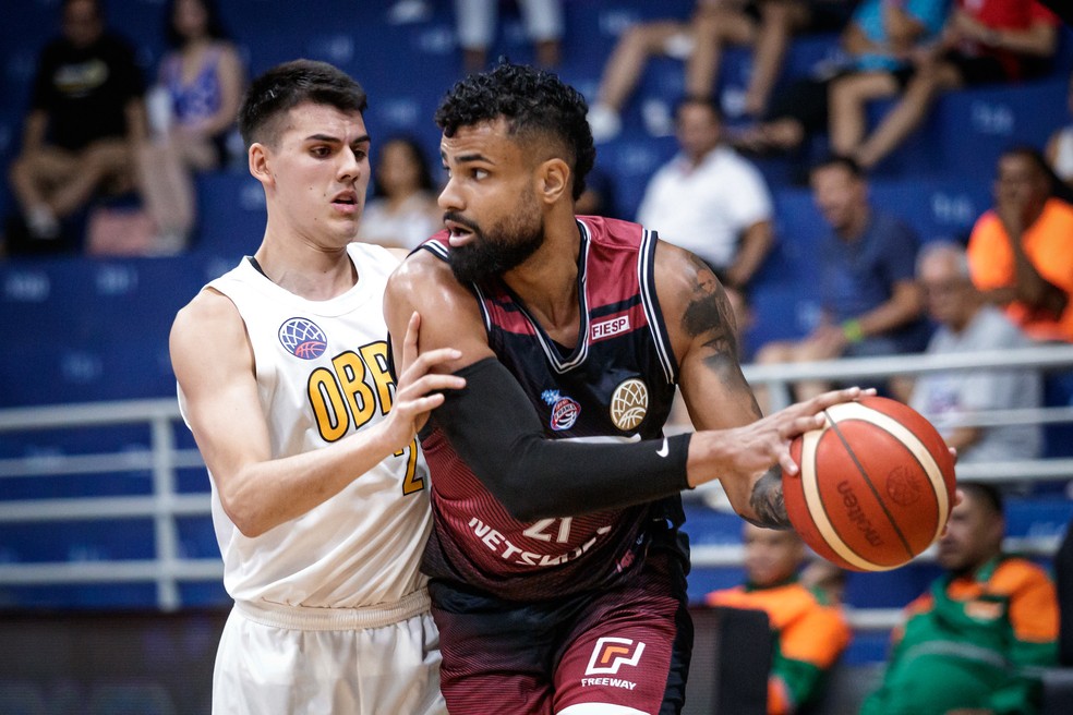 Foto Grupo de pessoas jogando basquete durante o dia – Imagem de