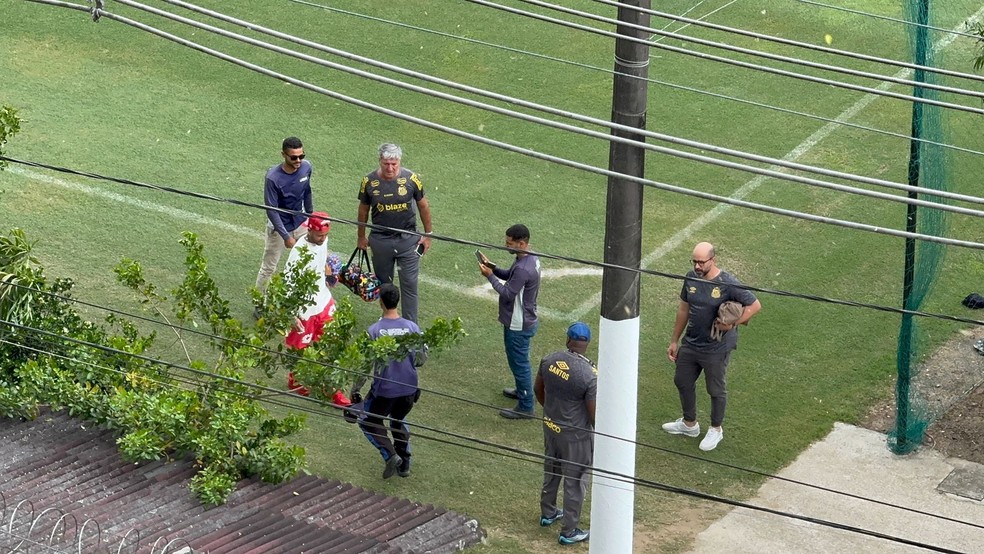 Neymar chega ao CT Rei Pelé, em Santos, na última segunda-feira — Foto: Valmir/Arquivo Pessoal