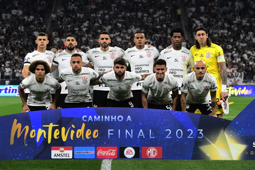 Corinthians posado x Estudiantes — Foto: Marcos Ribolli