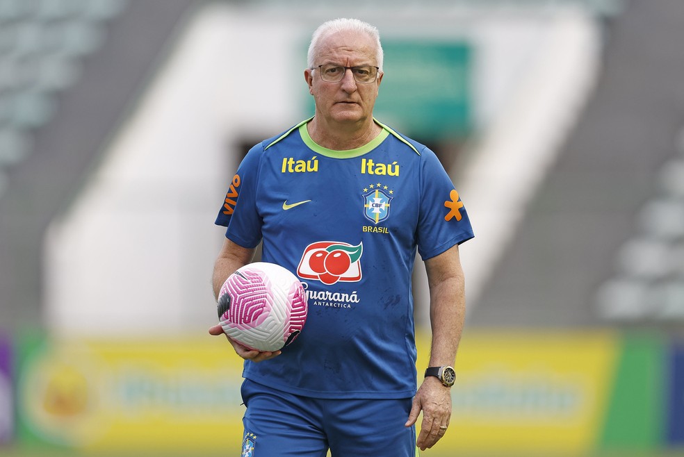 Dorival Júnior, técnico da seleção brasileira, durante treino — Foto: Rafael Ribeiro / CBF