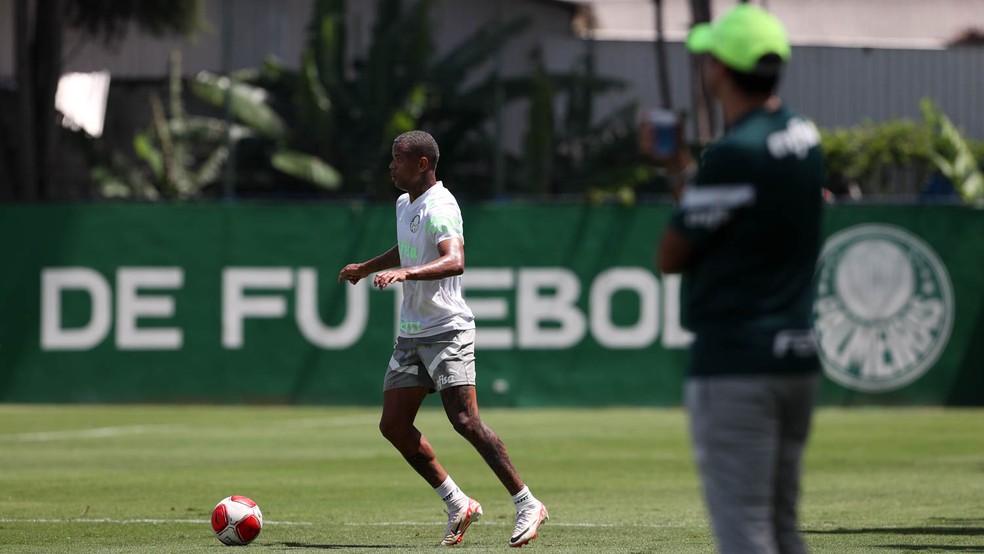 Caio Paulista é observado por Abel Ferreira durante treino do Palmeiras — Foto: Cesar Greco / Palmeiras