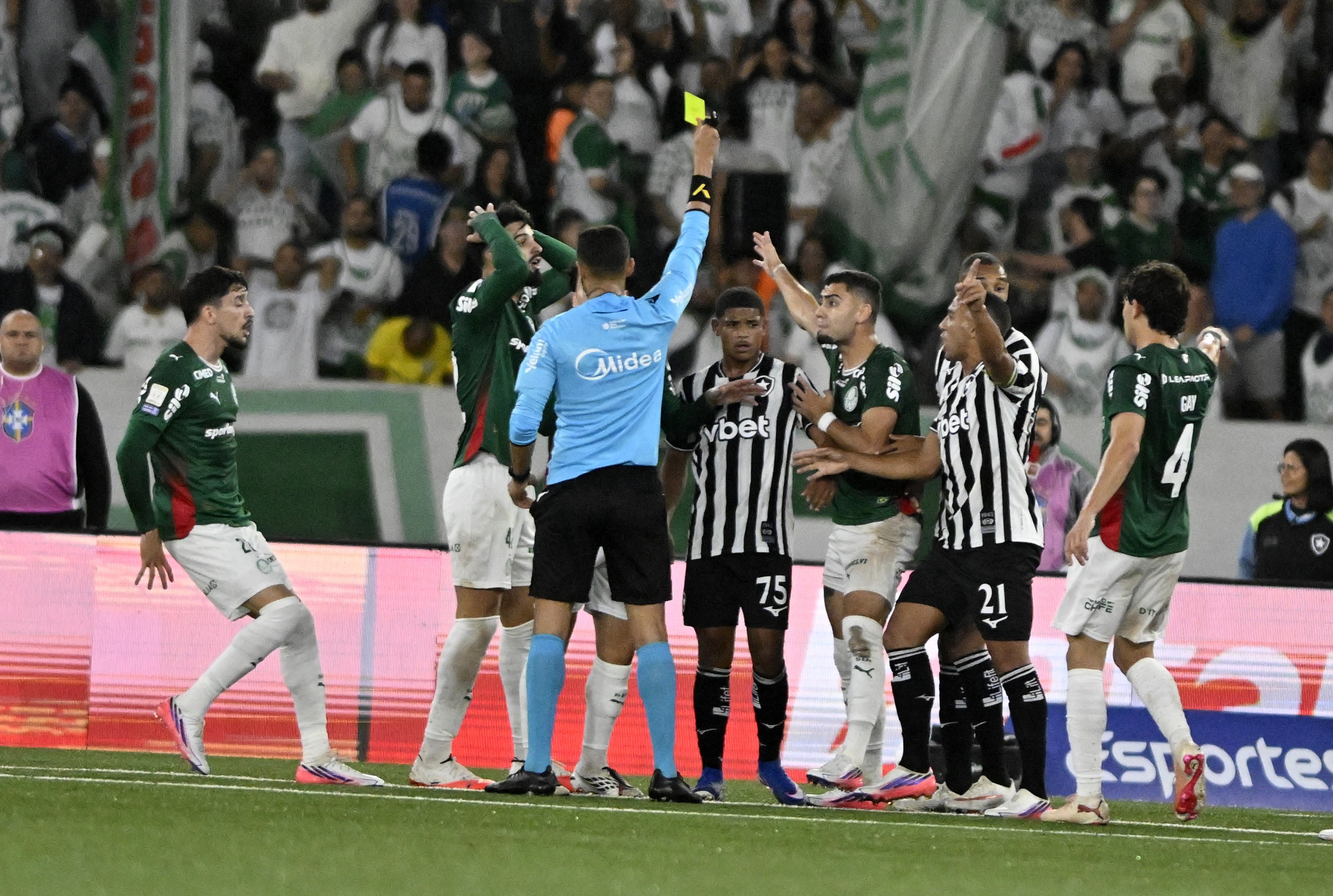 Marçal deveria ser expulso em Botafogo x Palmeiras, afirma PC Oliveira