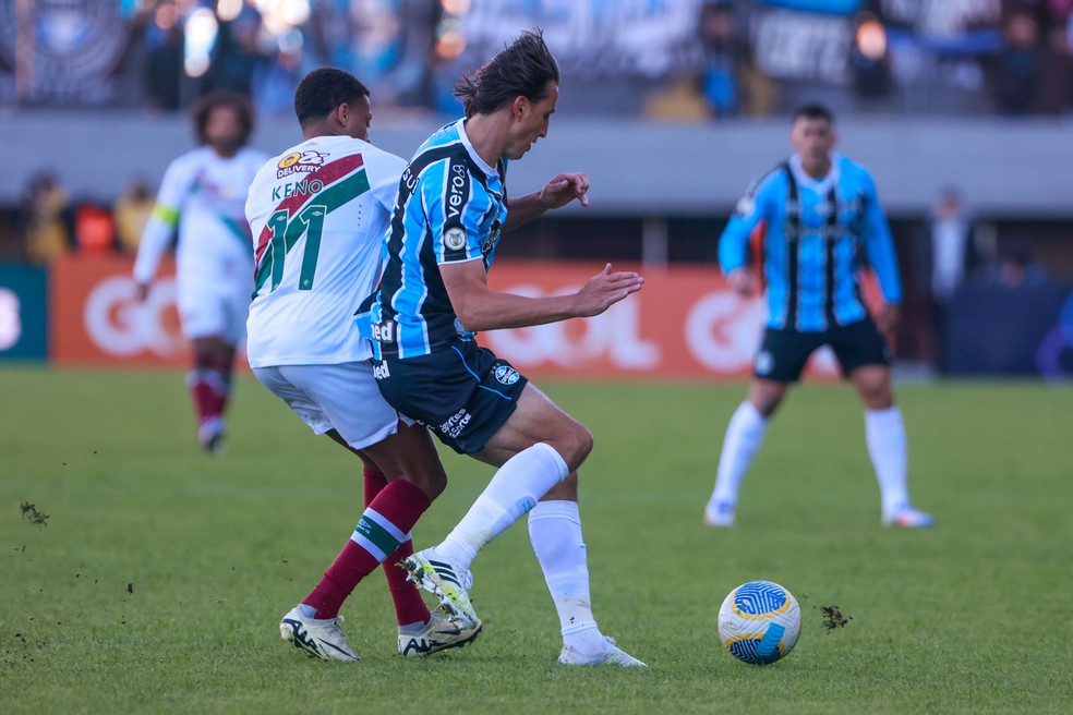 Geromel e Keno em Grêmio x Fluminense — Foto: Agif
