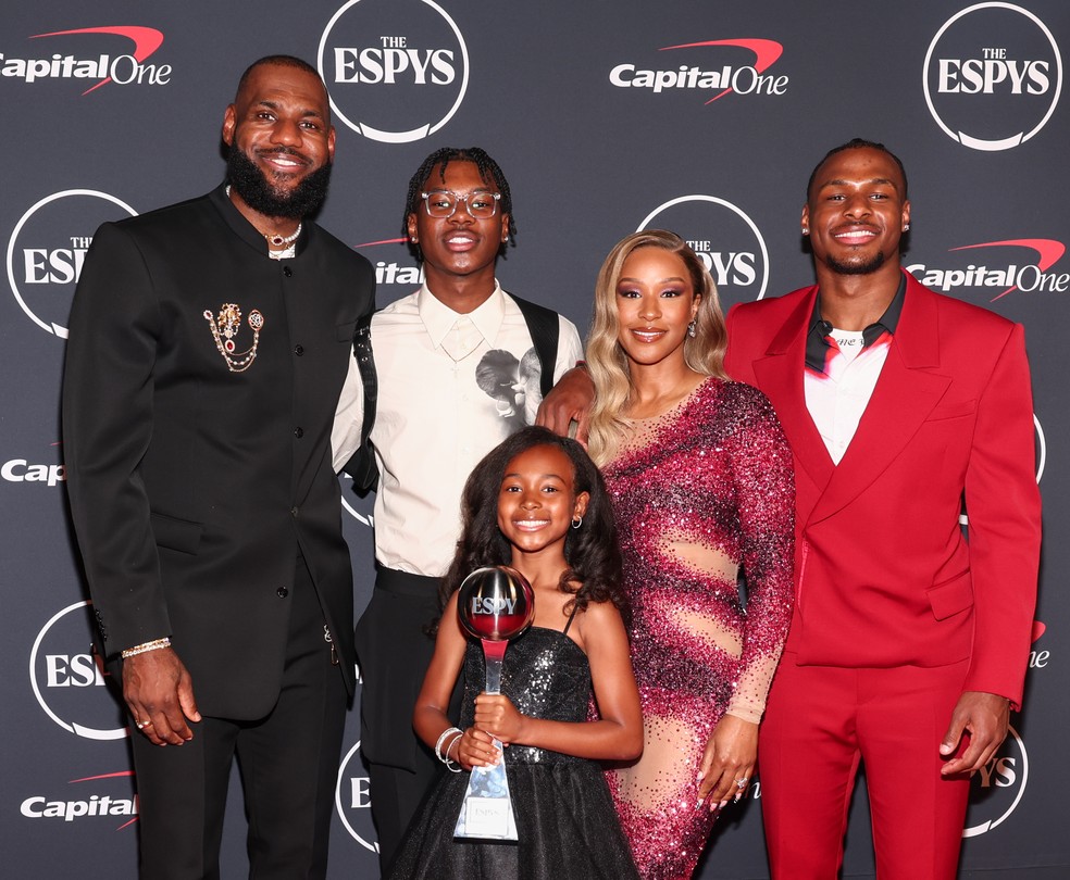 LeBron James e a esposa Savannah ao lado dos filhos Bryce, Zhuri e Bronny — Foto: Getty Images