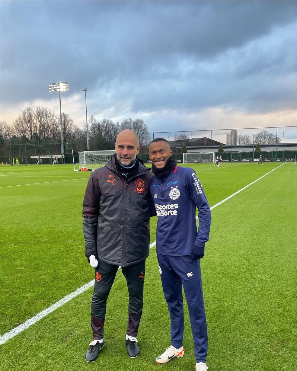 Guardiola e Ademir no Centro de Treinamento do Manchester City — Foto: Arquivo Pessoal
