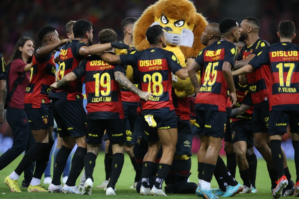 Elenco do Sport comemora com o mascote o t&iacute;tulo estadual &mdash; Foto: Marlon Costa/Pernambuco Press