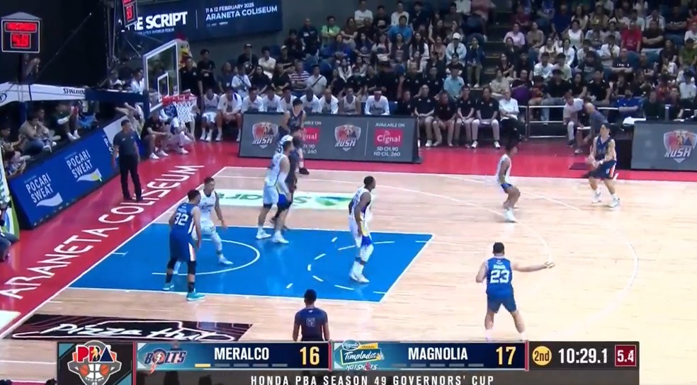 Jogador marca cesta de quatro pontos em liga de basquete nas Filipinas — Foto: Reprodução