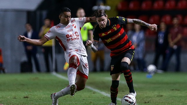 Chrystian Barletta jogador do Sport disputa lance com jogador do Vila Nova-GO durante partida no estádio Ilha do Retiro pelo campeonato Brasileiro B 2026