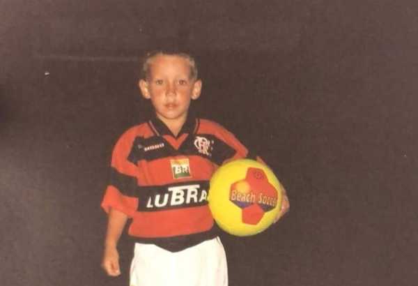 Leo Ortiz explica motivação para vestir camisa do Flamengo em foto viral.