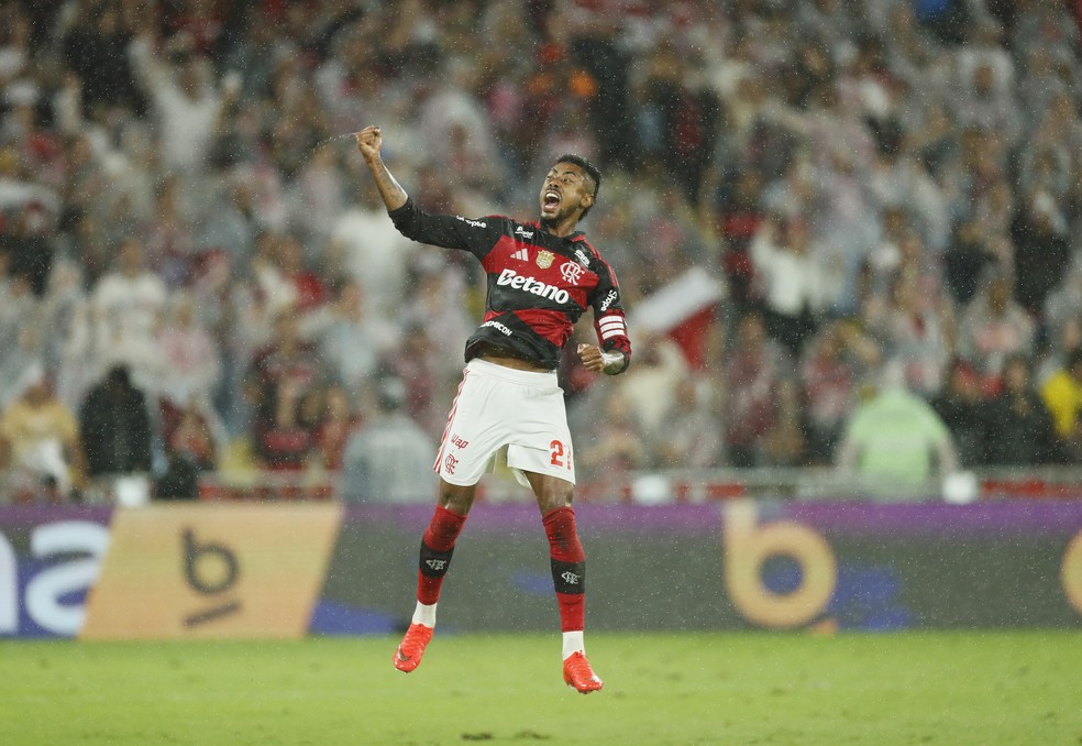 Bruno Henrique comemora gol do Flamengo contra o Corinthians — Foto: André Durão / ge