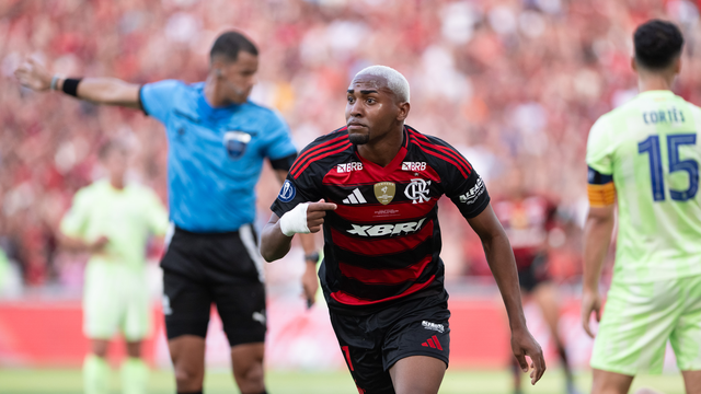 Lorran comemora gol em Flamengo x Barcelona 