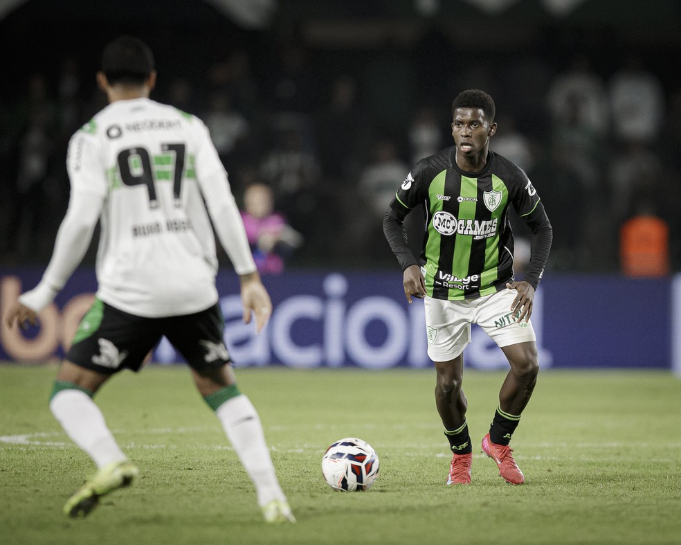 Jhosefer em ação pelo América-MG — Foto: Mourão Panda