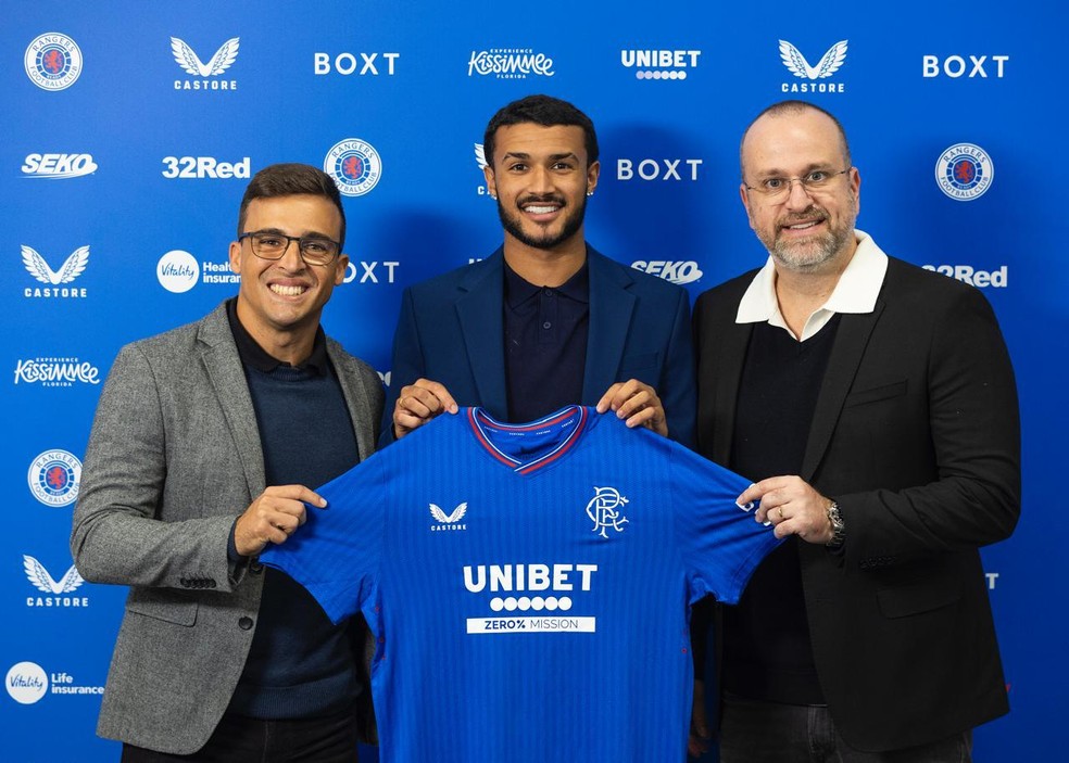 Jefté na apresentação no Rangers, onde assiu contrato de quatro anos - Divulgação/Rangers