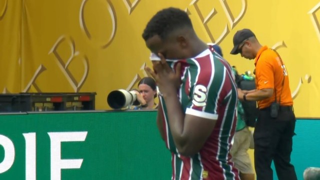 Arias chora após eliminação do Fluminense na Copa do Mundo