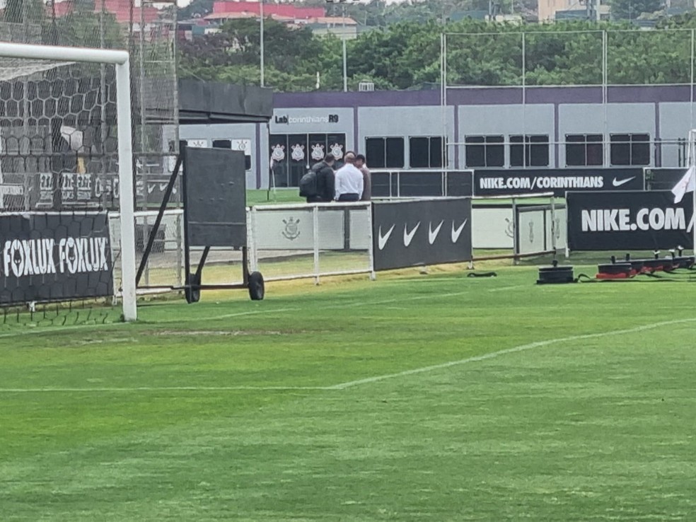 Ramón Díaz conversa com Memphis Depay no telefone com dirigentes do Corinthians — Foto: José Edgar de Matos