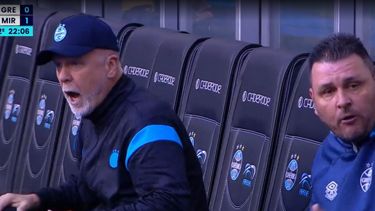 Grêmio x Mirassol: Mano esbraveja contra alteração errada; veja - O treinador se indignou após Alysson deixar o gramado para a entrada de Pavon