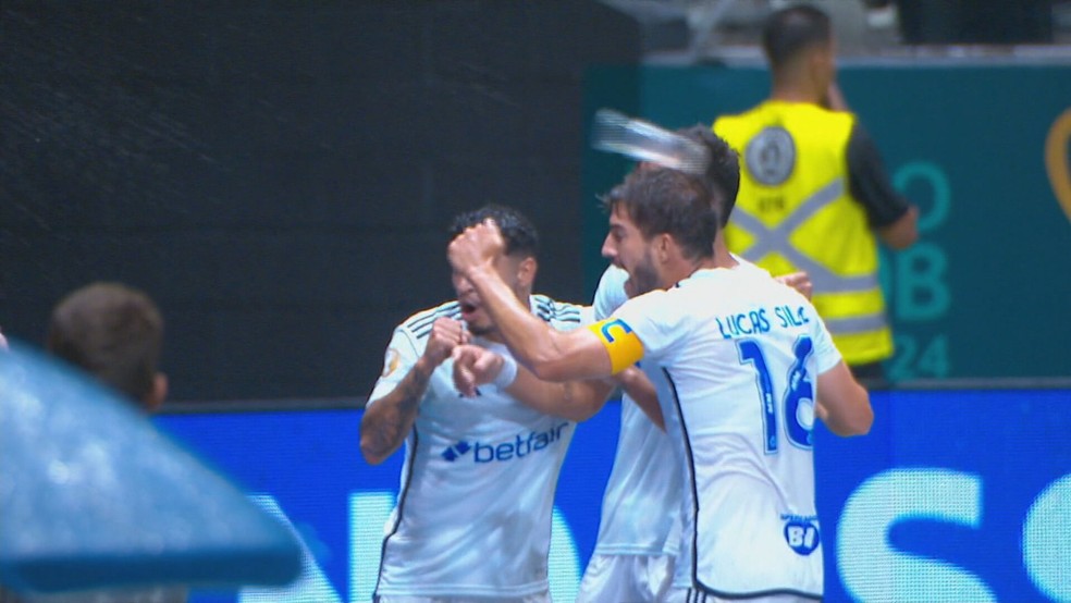 Copo arremessado por torcida do Atlético-MG quase acerta jogadores do Cruzeiro — Foto: Reprodução/TV Globo