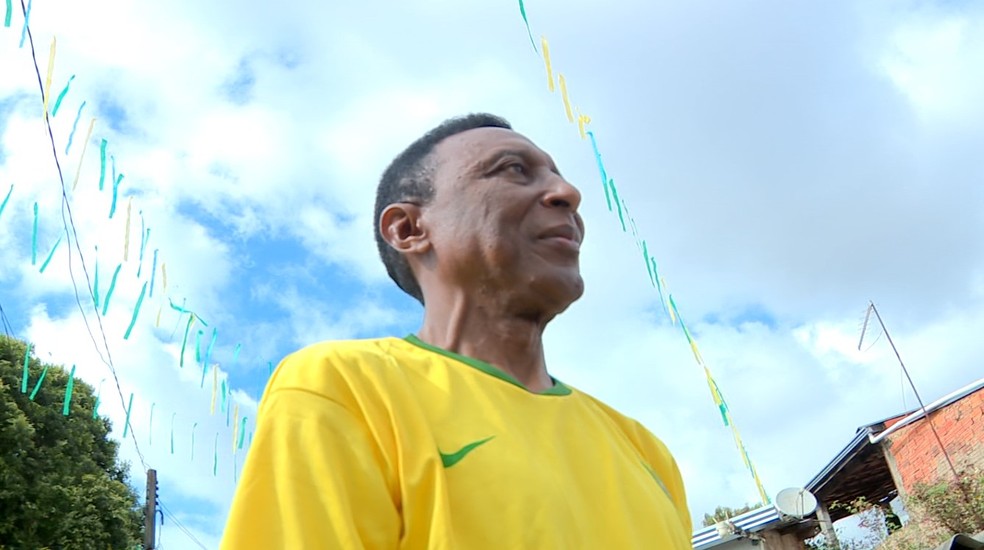 Barbeiro prepara visual do sósia de Pelé