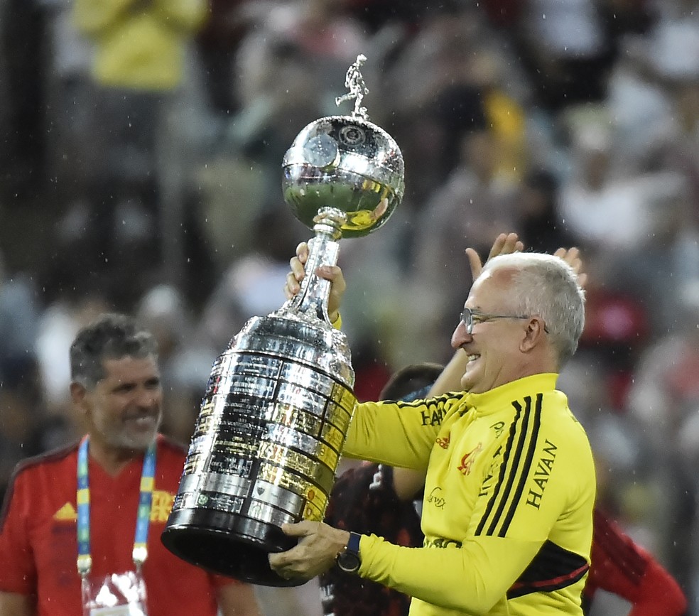 Dorival Júnior com a taça da Libertadores — Foto: André Durão
