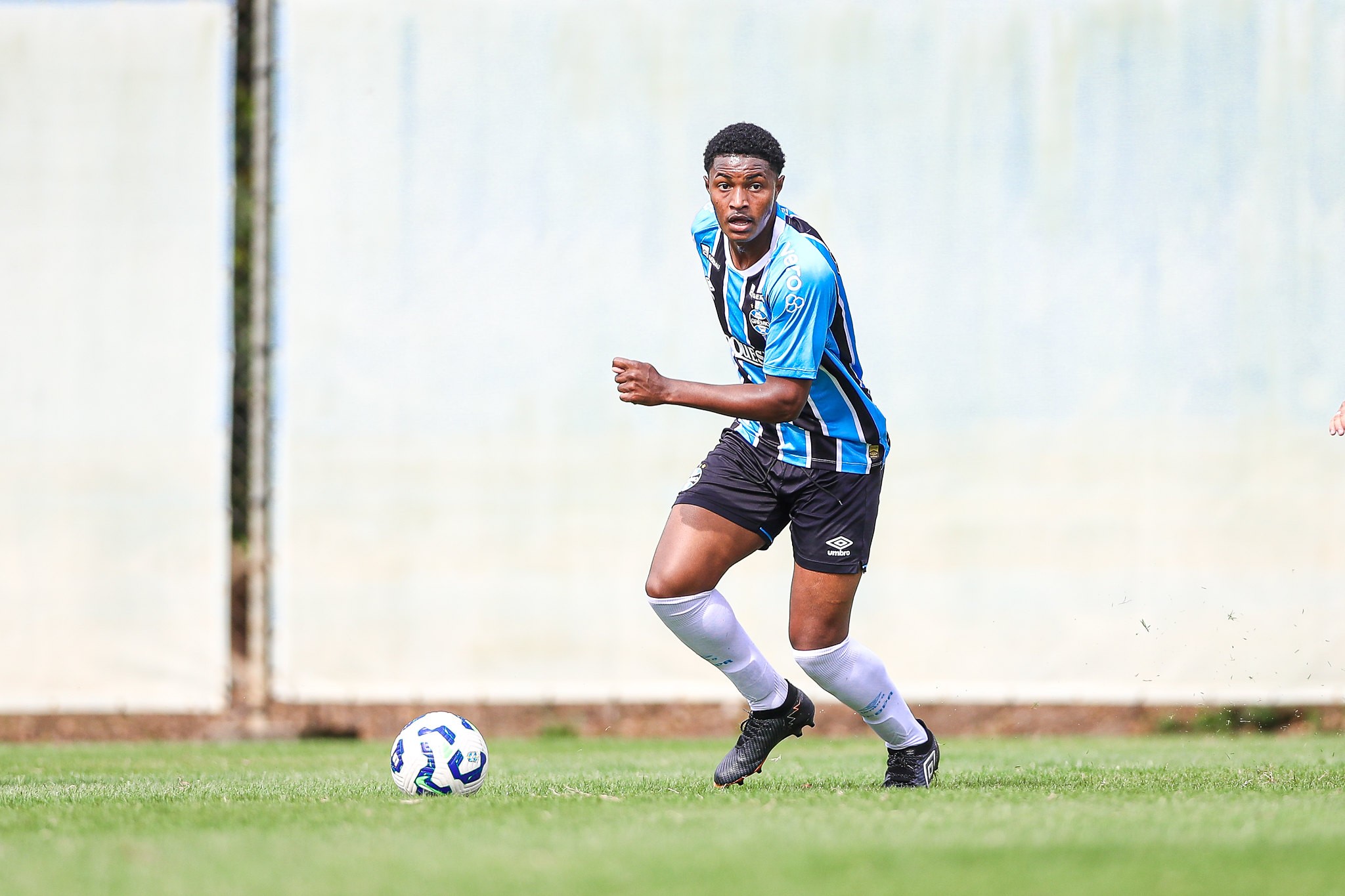 Riquelme se lesiona e se torna desfalque importante para o Grêmio.