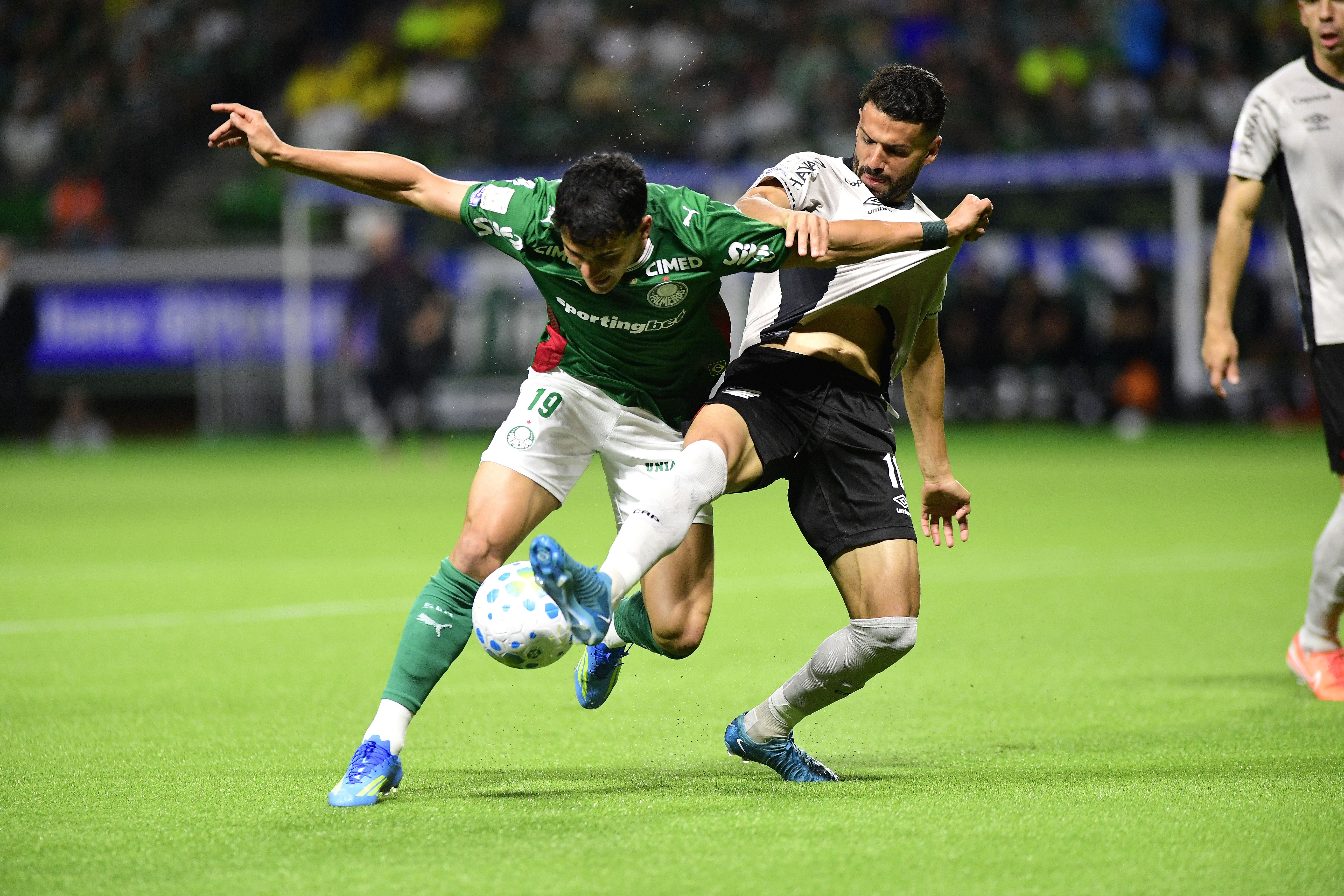 Análise: Athletico cria pouco e paga por única falha contra o líder