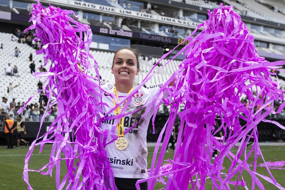 Gabi Portilho comemora o título do Corinthians com as fitinhas