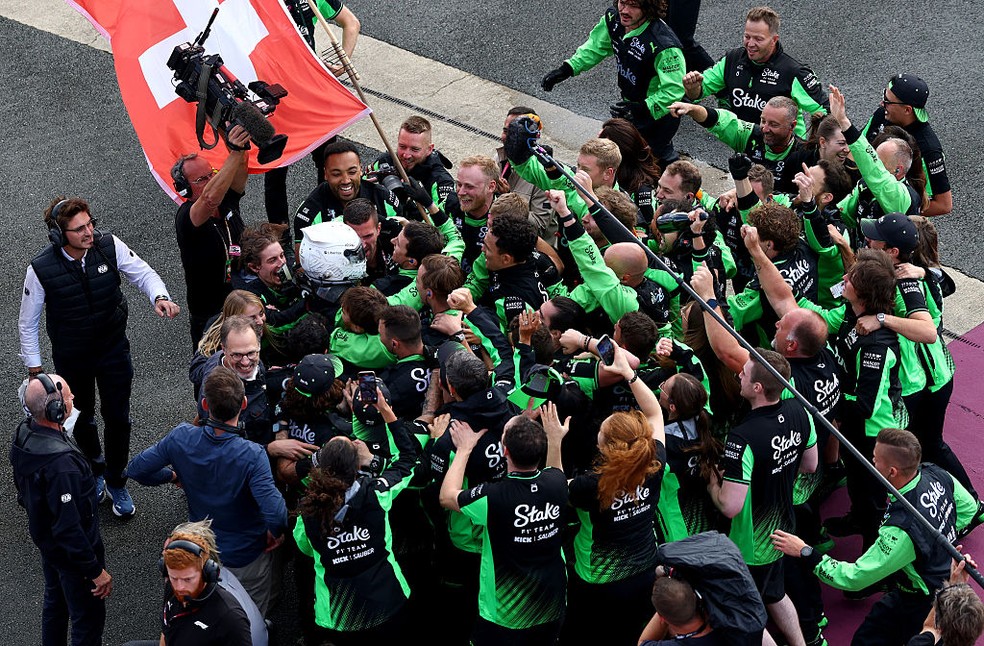 Nico Hulkenberg celebra pódio inédito com a Sauber no GP da Inglaterra — Foto: Zak Mauger/LAT Images