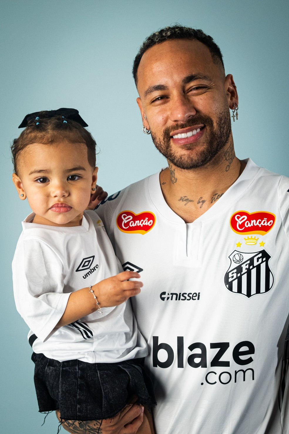 Neymar posa com sua filha Mavie como jogador do Santos — Foto: Divulgação