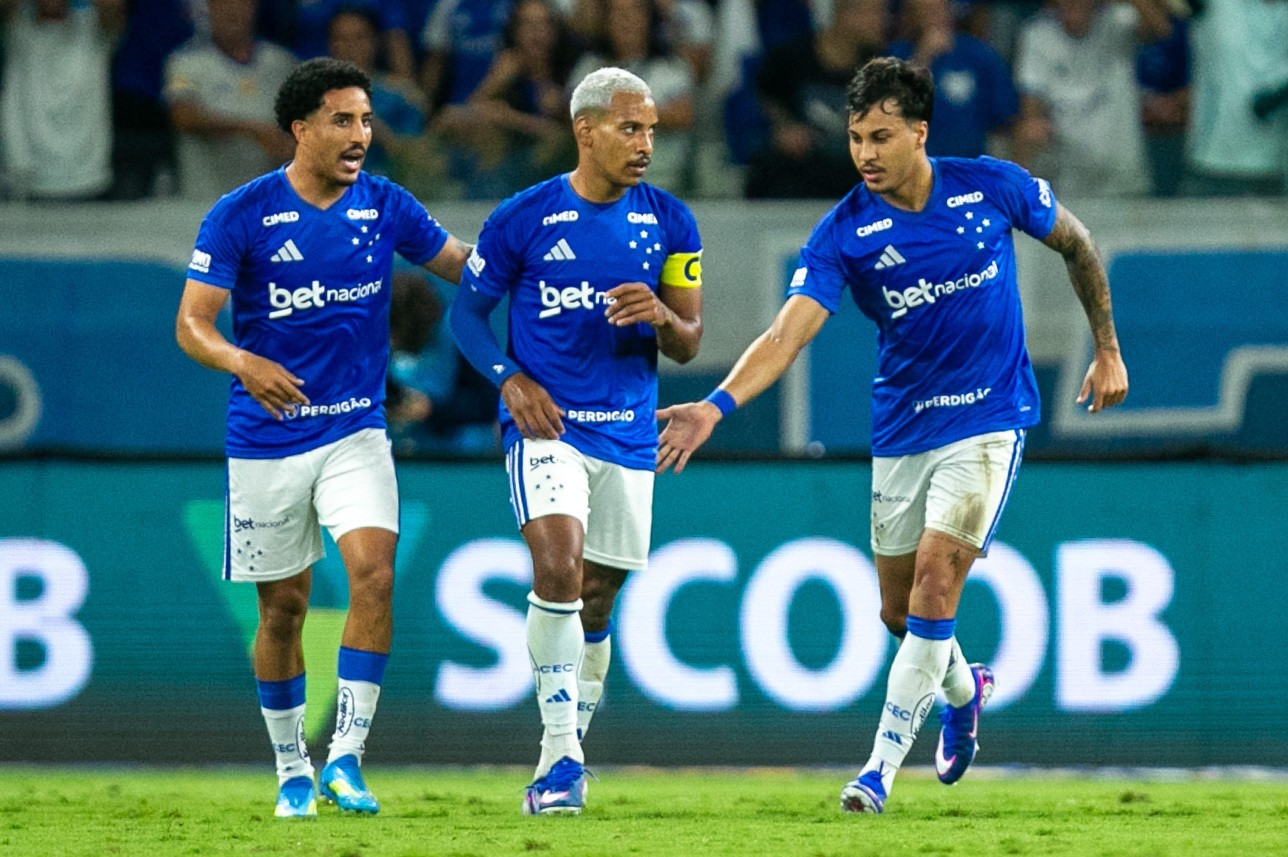 Cruzeiro Enfrenta Desafios na Janela de Transferências com Limite de Jogadores Atingido