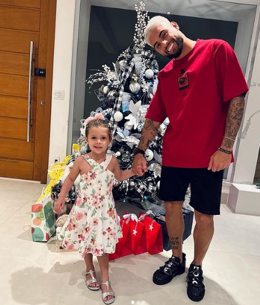 Yuri Alberto e a filha na noite de Natal, em São José dos Campos — Foto: Instagram/Reprodução