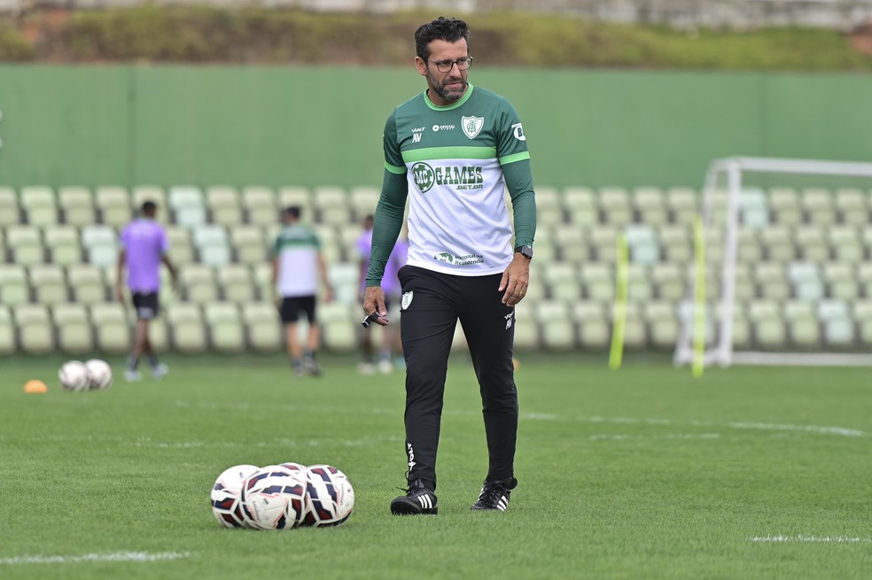 Alberto Valentim, técnico do América-MG